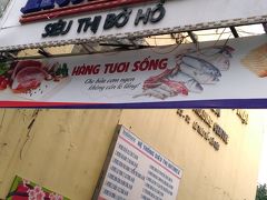 オペラハウスからホテルに戻るように歩いて来ます。15分から20分くらい。
ホアンキエム湖の西側の北側に近いところ（アプリコットホテルのそば）にスーパーを発見しました。
入り口を入ると奥にあります。地元スーパーです。
スーパー大好きな妻は早速入店です。
外人の大きなリュックを担いでいる若い男性は入り口で荷物を預けてました。
僕たちは小さなリュックなので問題ないそうです。
２階にも売り場があり広いです。ここで幾つかお土産をゲットしました。