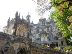 　渋滞や途中下車もあり、レガレイラ宮殿（Palácio da Regaleira）には駅から約20分で到着。まだ4時半なので、見学しちゃうことにしました。

　宮殿脇の駐車場（38°47'46.8"N 9°23'44.2"W）は10台程のスペースしかありませんが、運よく停めることができました。この駐車場が空いていない場合、かなり遠くに停めることになると思いますので、思い切って駅近くの広い駐車場に停めてバスで行く手もあるかと思います。