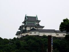 駅前のデパートに寄ってお土産を物色。でも今回の旅はこの先がまだまだ長いので、お土産をずーっと持って歩くのもなぁ…とエンジンがかかりません。梅干しとか美味しそうだったんだけど。

写真は和歌山城。車窓から。