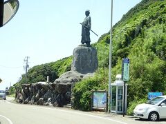 室戸岬バス停の近くに建っている、中岡慎太郎の銅像。

今回は来るのが３回目ということと、「乗り」に徹するということで通過した。