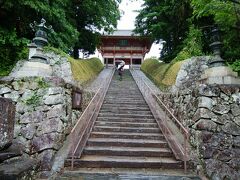 小雨が降る中、道成寺へ参拝します。