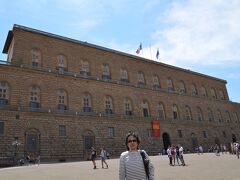 ピッティ宮に到着。パラティーナ美術館などを見てきます。入場料一人13.00ユーロ。