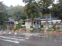 　残念ながら朝から雨です。
　10:40に真木大堂に到着。ここは、国東半島最大の寺であった伝乗寺の跡地に建ち、旧本堂から移された９体の仏像が安置されています。