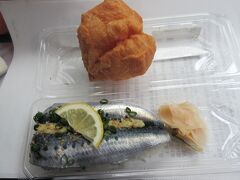 　今日の早い昼食は、「シメイワシ寿司」と「もちもちきな粉ド－ナツ」です。
カボスを使ったシメイワシ寿司は、大分では定番の大人気寿司で、脂がのって美味しかったです。またド－ナツは、外はカリッと、中はもちもちでお餅を食べているような食感でおもしろかったです。