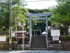 走水神社の鳥居

観音崎京急ホテルから少し歩くと、左手に神社が見えてきます。

鳥居の右横にある解説によれば、
走水の地名は、すでに古事記や日本書紀の中に表れています。
大和朝廷時代には、上総を経て東北地方に渡る最も便利な道として、この地方に古東海道が通じていました。
走水神社の祭神は、日本武尊とその后弟橘媛命のニ柱です。
神社の創建された年代については、享保年間の火災で、神社の記録や社宝が焼失してしまったのでわかりません。
伝説では、景行天皇の即位40年(110年)、東夷征討の命を受けた日本武尊が、この走水から上総へ 渡られるにあたり、村民に「冠」を賜わりましたので、冠を石櫃に納めて、その上に社殿を建て、日本武尊を祭ったことに始まると伝えています。

日本武尊が渡海の際、海上が荒れ、 いまにも舟が沈みそうになりました。海神の怒りであると考えられた弟橘媛命は、日本武尊に代わって海に身を投じ、風波を鎮めました。
弟橘媛命は、もと旗山崎に橘神社として祭られていましたが、その地が軍用地に買収されたため、明治42年、この神社に祭られました。
とのこと。 