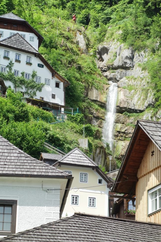 するとちょっと遠くの山側に滝を発見！後で訪れてみる事にします。