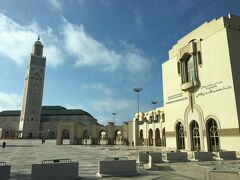 次に来たのがハッサン2世モスクです。
ハッサン2世がモロッコ全土から数多くの職人を集めて8年掛けて建設した
このモスクはモロッコ最大で世界で7番目に大きいそうです。
