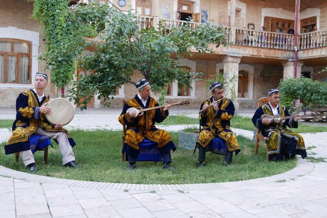 民族音楽がはじまりましたが、ちょっとやる気のなさそうな感じです。
