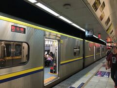 さて、次の目的地へ移動です。

今回の旅では「MRT以外にも乗る」という目的があります。
ということで、台鉄！！
今回からは悠遊カードをゲットして、早速活躍中。


台鉄台北駅からの乗車です。
MRTにくらべると正直きれいとは言えない感じですが、
日本でいう古いＪＲの在来線みたいなものですよね。
車両もそんな奇抜なものではないし、ちゃんと定刻通りに来たし。


ちなみに胡椒餅だけでは足りなかったので、
台北駅近くで水煎包買っていきました。
台鉄は車内やプラットホームでも飲食ＯＫだそうで、
お弁当とか食べてるジモティもちらほら。

　★老蔡水煎包
　http://www.taipeinavi.com/food/1028/
　肉まんとかいろいろ！餡たっぷり、生地ふかふかでおいしい。