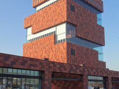 このエリア再開発の中心となるMASという複合ミュージアム。
中にはいくつかの博物館・美術館が入っているのですが、屋上はなんと入場無料(^ ^)

☆4トラのスポット名、カタカナで「マス」って…何のことか全くわかりませんけど。