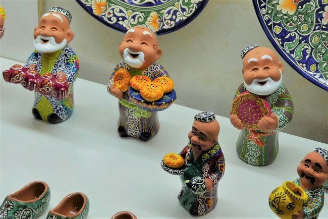 ウズベキスタンの陶人形のボボエチャ。<br />サマルカンド名物のナンなどを抱えています。<br />いかにも好好爺といった表情です。