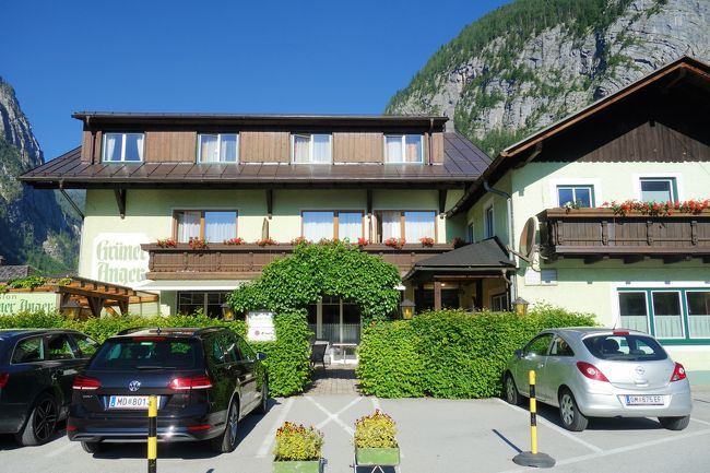 ホテルをやっと見つけました。Gasthof Pension Gruner Anger。<br />いかにもオーストリアのロッジといった感じです。<br />土地の狭いハルシュタット、ホテルがどこも高い高い。<br />ホステルなどもなく、どこも100ユーロ以上。<br />諦めかけていたら運よくここを見つけました。1泊78ユーロ。<br />朝食付き、シャワー付きのシングル料金です。<br />街からは10分ほど歩きますが、その分牧歌的な田舎を味わえました。<br />この時、まだ12時過ぎでチェックインは出来ず。<br />荷物だけ預かってもらいます。<br />宿のご主人に「今日のクリッペンシュタインの天気は？」と聞くと、<br />「景色は望めないだろうね～」って返事が。<br />この写真も翌日のチェックアウトの時に撮影。