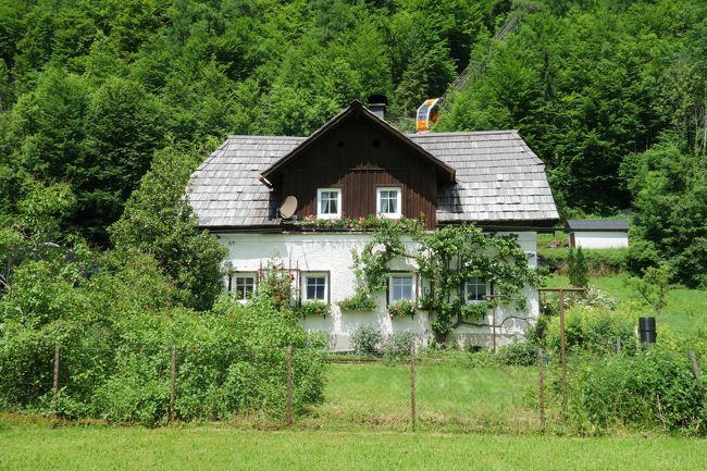 私は諦めも早い。時間が一杯ある旅なら粘ってみてもいいが、<br />なんせ24時間ほどの滞在時間。<br />高いロープウェイ代を払って、「雲ばっかり～」なんてのも嫌。<br />宿のご主人がケーブルカーで世界遺産展望台を勧めてくれたので、<br />晴れだしたらそちらへ行ってみる事にする。<br /><br />街まで行く道中、可愛い田舎の風景が続く。