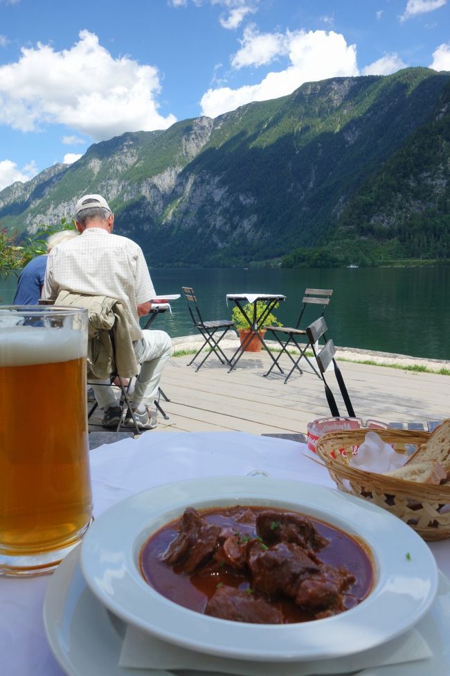 ビールとグラーシュのお昼ごはん。<br />このお肉ゴロゴロのグラーシュが何とスモールサイズ。<br />この中欧辺りでの私の好物がグラーシュ。日本で言うビーフシチュー。<br />前回来たザンクト・アントンのスキー場でも毎日食べてた。<br />ビールとグラーシュで12ユーロ。ビールはハルシュタット産。<br />観光地の割には安く感じた。