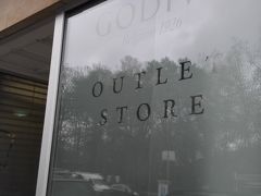 こちらがアウトレット。
左手のドアは社員用らしい。