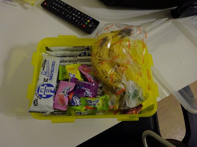 リスボンではアラメダ近くの安宿。<br /><br />夜遅い便で、ホテル到着が午前様（〓´ω｀〓）<br />スキポールの乗り継ぎが６時間くらいあったんじゃなかったかな？<br /><br />小腹が空いていたのだけれど、食べ物調達できる場所が見当たらなくって…<br />あっても、ヘビーなお食事は嫌だしね。<br /><br />残飯弁当のバナナが役に立った