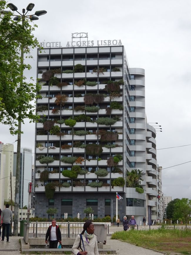 …近くの…<br />これはホテルだと思うのだけれど…<br /><br />ベランダがモリモリ（〓＾ー＾〓）