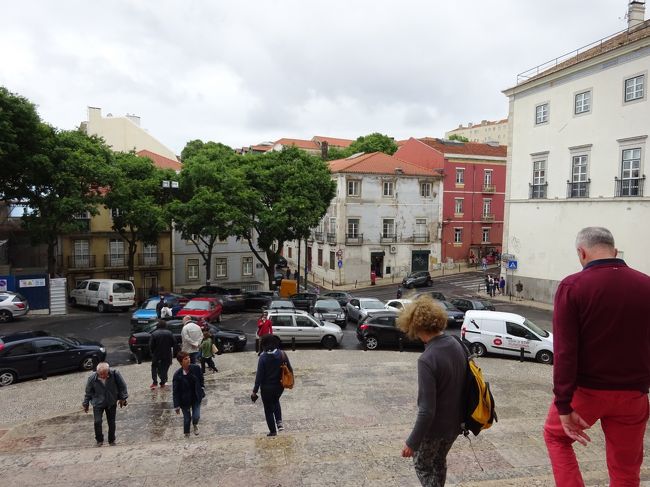 この時は雨がぱらついたんじゃなかったな？<br /><br />前年、来た時、すっごい暑くって…<br />「この時期のポルトガルはこうなのかぁ～」と思って<br />割と薄着できたら、この年はなんだか寒くって…<br />結構参った（〓´ω｀〓）<br />たった２週間いただけで、この国の気候を分かった気になった私がバカだった（〓´ω｀〓）<br /><br />でもね。<br />自分を第三者の目で、親心をもって自分を見た時に<br />たった２週間の滞在で、すっかり分かった気になっちゃっうのも、悪くないと思うんだ。<br />そう思わせてあげたい、というか。。。<br />ただ、それが間違いだったと気づいたときに、<br />「私バカだった」と多少なりとも傷つく勇気と<br />その度に、思い直して、何度でも考え直す覚悟さえあれば…<br /><br />それがないとどうしようもない人になっちゃうけれど<br />それさえあれば、むしろ<br />「すっかり分かった気になっちゃう時期」ってあってもいいし<br />むしろ必要だとも思うんだ。<br /><br />もっとも、年をとればとるほどその痛手は大きくなるだろうし<br />立場があればそうも言ってられなくもなるのだろうけれど