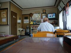 中はとても味がある昭和の食堂。