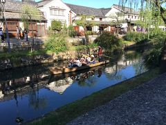 倉敷川に浮かぶ川舟。昔の再現で街のムードアップに一役かっている。
