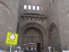 フトゥーフ門に来ました。
車を降りて、ここから散策します。