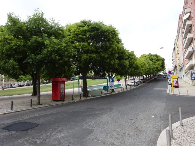 この翌年にも、リスボンに泊まって<br />やはり、アラメダ駅前、このすぐ近くの宿で、<br />通り一本となりくらいかな？<br /><br />そうすると、一本隣の通りあたりに行けば、<br />この時間でも水くらいは買えたはずなんだけどね