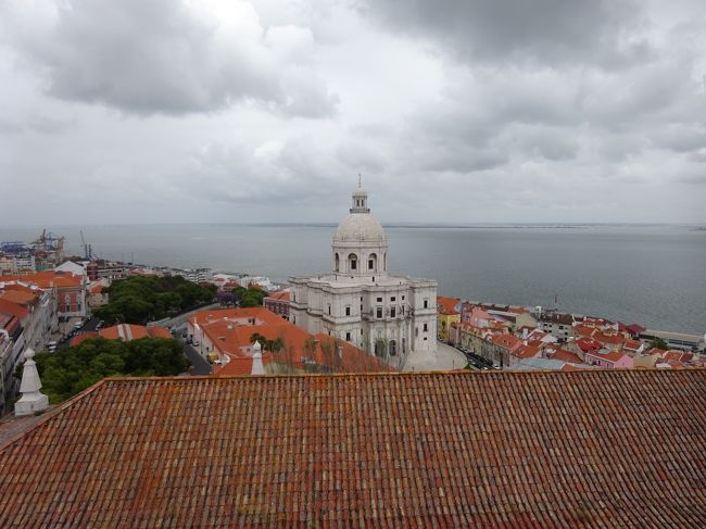 彼方に見えるは<br />サンタ・エングラシア教会