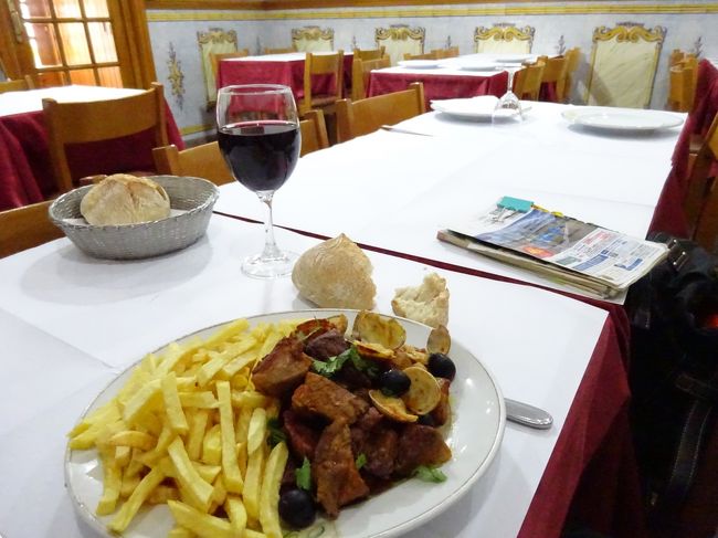 お食事はオ・ピテウ<br /><br />サンヴィセンテから近いので、<br />サンヴィセンテ見学の時に来ようと思ってたんだ<br />（〓＾ー＾〓）<br /><br />豚肉とあさりの煮込み<br />たしか、、、味は良いけど肉が硬かったんじゃなかったかな？