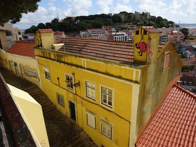 建物屋上の煙突にある落書き…