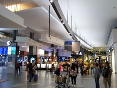 ペナンからエアアジアでクアラルンプール入り。
LCC用のバスで、市内（KLセントラル駅）へ。何しろ安いですから。
ここからモノレールで、宿泊する「コンコルドホテル」のすぐ近くの駅まで行きます。
以前は列車の駅からモノレールの駅まで歩道橋でしたが、いつの間にか立派な駅ビルでつながっていました！
