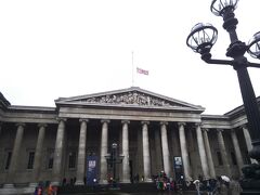 大英博物館
入って左の建物で荷物のチェックあり

そしてなんと、入場料無料！
パンフレット有料

