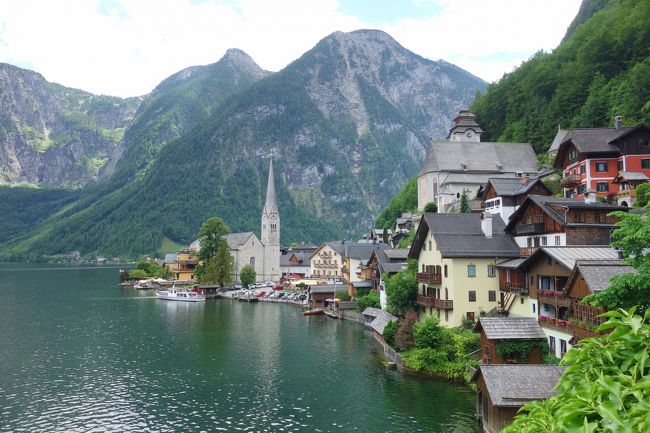 カトリック教会を通り過ぎて街の北側の撮影スポットまで来てしまった。<br />ここから見るハルシュタットが美しいと聞いていたが、<br />お天気がもう一つで残念。kiyoさんの旅行記より<br />朝日が当たる時間が美しいと書いてあったのを思い出し、<br />明日の朝に再度出直すことにする。