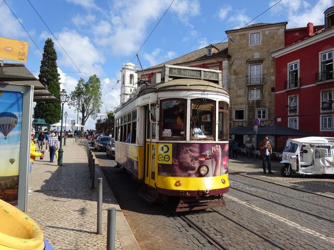 リスボンのトラムは危険です。<br />スリよりも…揺れ！<br />妊婦さんはやめたほうがいい。<br /><br />一番後ろの出口付近にいた時<br />急な動きの所為で前方からどっと人が倒れこむようにこちらに押しよせ、小柄ながら男性のエルボーが私の胃のあたりにグリグリグリっと、足は床についているものの全体重がかかるほどの勢いで…急な坂道での急発進でよろめいた体重をグリグリグリっと…医者が驚く程度の腹筋（脂肪もついているので見た目はそうでもないし…それでもこの程度の腹筋大したことも珍しくもないと思うのだけれど…驚くんだよね）で跳ね返しましたが…妊婦さんは乗らないほうがいい。<br /><br />恐怖を覚えるほどの体重乗せに…なのに謝らず目も合わせないから文句を言ったら<br />横にいた私と同世代くらいのオンナ…<br />「彼は謝った」と…<br />ババァ！どれだけの力を乗せられたわかりもしないで言うんじゃねえ。腹筋なかったら内臓破裂とかするんじゃないかと恐怖を感じるほどの圧力なんだよ！ババァ！しかも、男は目を合わせないようにした…それ程の力が加わったのわかっていたし、他につかまろうともせず、肘を私のお腹に当てて体を支えた…腹筋に驚いて私の顔を見る余裕はあったのだけれどね。<br /><br />翌年、バスに乗った時は<br />おっさんが、私をどかすことを目的として<br />壁際にいた私のお腹をケツでグリグリグリっと押してきたしなw<br /><br />ポルトガルではしばしばお腹を攻撃される(〓￣へ￣〓)<br />ｺｺ､ﾖｳﾁｪｯｸﾃﾞｵﾈｶﾞｲｼﾏｽﾖ｡ﾆﾝｼｷｶﾞｱﾏｲ