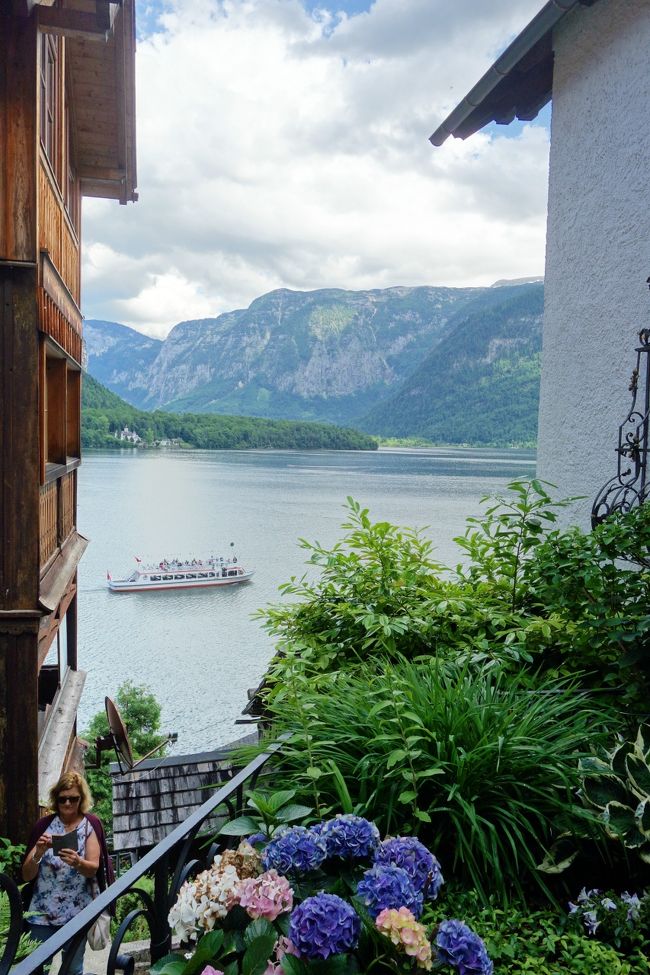 先ほど船着き場で見た船が出港したようです。