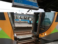 四国に入って最初の停車駅「宇多津」に到着です。高松から来る特急・いしづちと併結です。