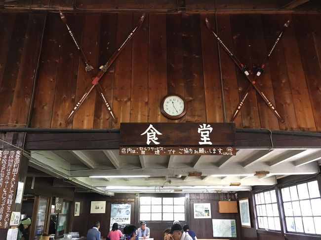 お昼ご飯をいただきます！スキー板の飾り。