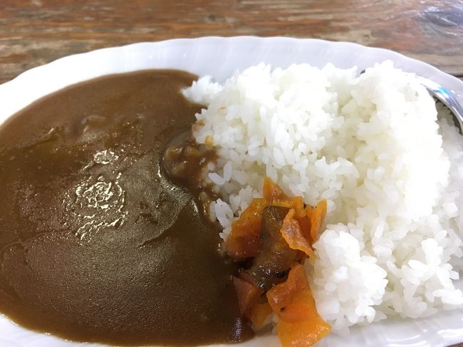 いくつかメニューはありますが、カレーライスにしました。ちゃんと炭水化物でエネルギーつけないと。お肉も入っていますよ。