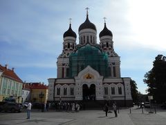 旧市街西側のトーンペア（山の手）へ。ロシア正教のアレキサンドル・ネフスキー聖堂。日曜の午前ということで中ではミサ中。