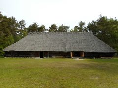 タリン駅のバス停から21番のバスで約25分、エストニア野外博物館。広大な敷地内にエストニア各地の木造建築の数々が移築されている。