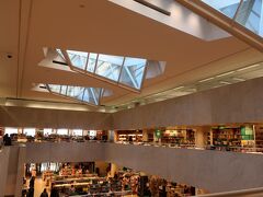 こちらはアカデミア書店の店内。フィンランドの有名な建築家アアルトの設計です。