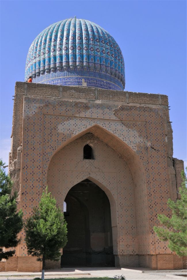 左右には同じようなモスクが対をなしています。<br />こちらが右側のモスク。