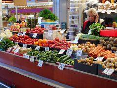 街歩きへ。
まずはバスターミナルの南側、中央市場へ。