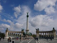 【英雄広場】
ハンガリー建国１０００年を記念して造られたそうです。
中央にそびえている建国記念碑の周りには、マジャル族の首長や歴代の王、貴族の像１４体が堂々と立っています。
