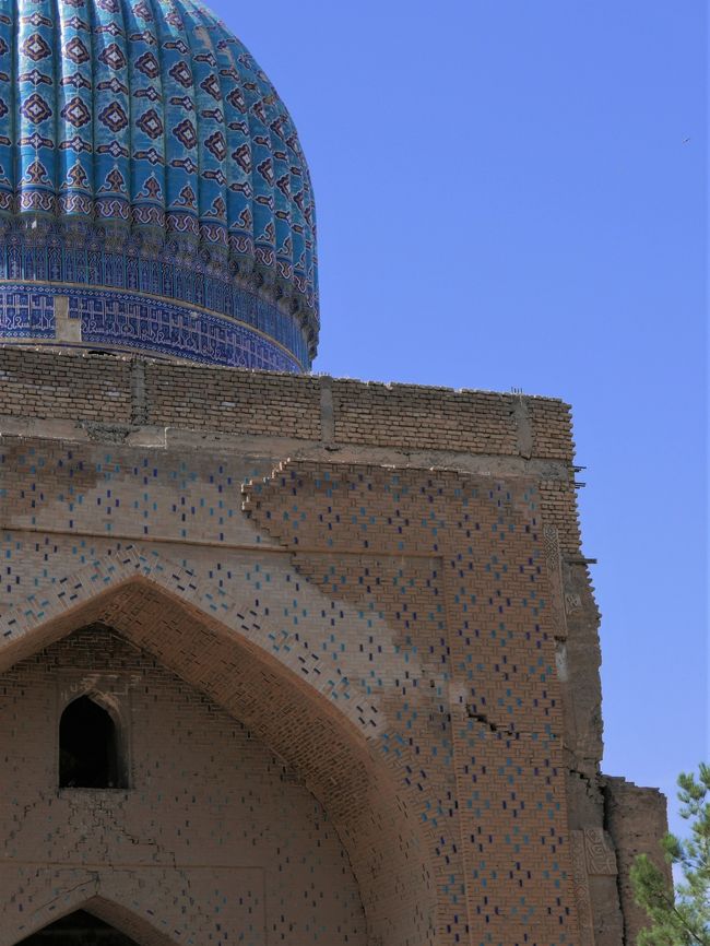 斜めに大きな亀裂が入っていて今にも崩壊しそうです。