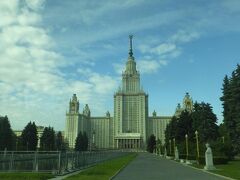 バスで雀が丘へ。

モスクワ市街が見渡せる高台でホテルからすぐ。

これは、モスクワ大学の建物
＊スターリン建築「モスクワを模範的な首都にするためにスターリンの命令でできた７つの高層ビル」のひとつ。