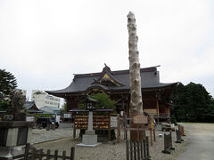 清水園と足軽長屋の見学を終えて再び市街地を歩きます。すぐに諏訪神社の鳥居が見えてきました。境内にはほとんど人の姿はなく静かでした。拝殿の前に1本の太い柱が建っているのが目に付きましたが、これは諏訪大社より譲り受けた御柱だとのこと。