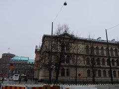 翌日、ホテルをチェックアウト、ホテルを変える友人と一緒にトラムに乗って中央駅まで行きました。スーツケースは中央駅のコインロッカーに預けて、出発前に少し観光します。夕方の便でした。コインロッカーは地下にありました。メトロの方向でなくて、北側のコインロッカー用のエレベーターがありました。４ユーロので入らなくて、６ユーロのに入れましたが、細かいお金がなく、両替しました。
なんとか荷物を預けて、少し散歩します。これは入らなかったけど、アテネウム美術館。