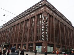 デパートもまだ開いてません。