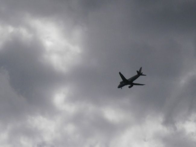 空港に近いので上空を頻繁に航空機が通過