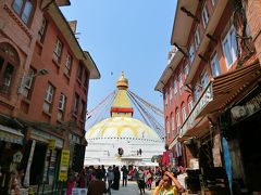 ああ、見える、見える。
ここから入っていくと、ストゥーパ（仏塔）を囲むようにお土産物、仏具などのお店、カフェなどがぐるりと一周している。